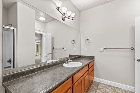 Tiny photo for 2092 SW Ford Street, Grants Pass, OR 97526 (MLS # 220213222)