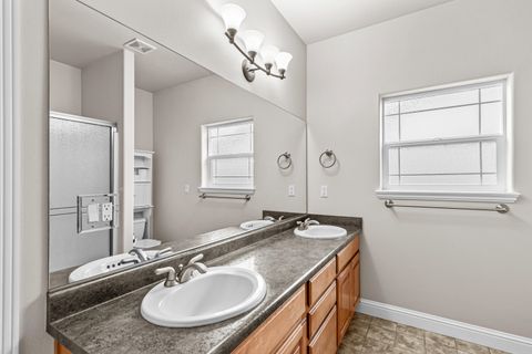 Tiny photo for 2092 SW Ford Street, Grants Pass, OR 97526 (MLS # 220213222)