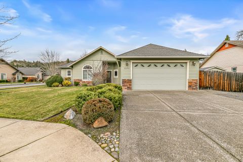 Photo of 2092 SW Ford Street, Grants Pass, OR 97526 (MLS # 220213222)