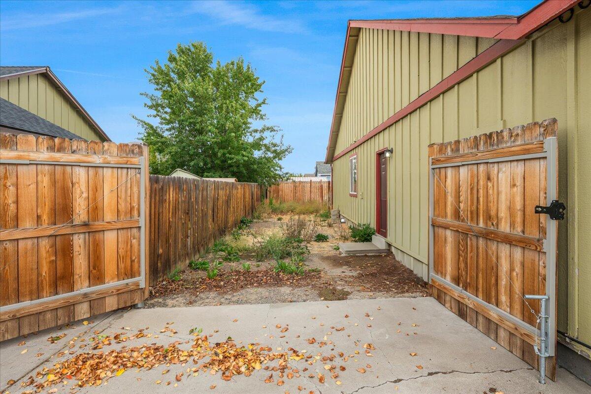 930 NW Spruce Avenue