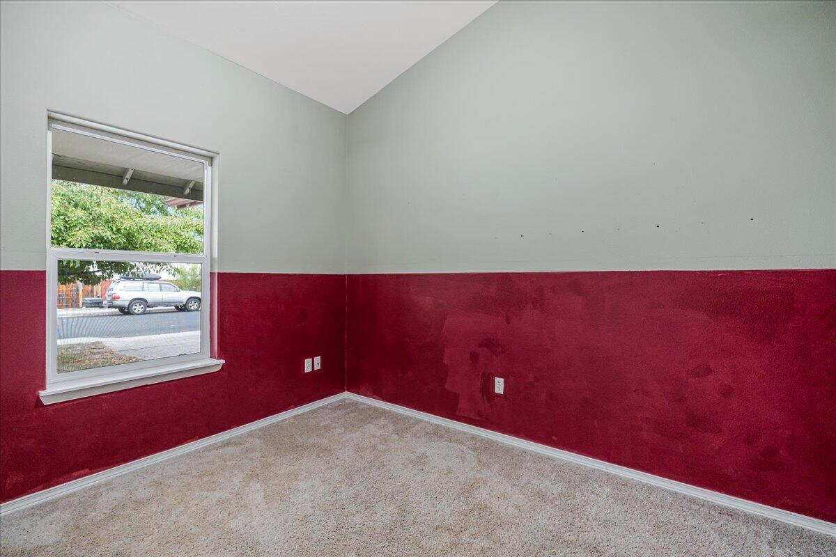 930 NW Spruce Avenue