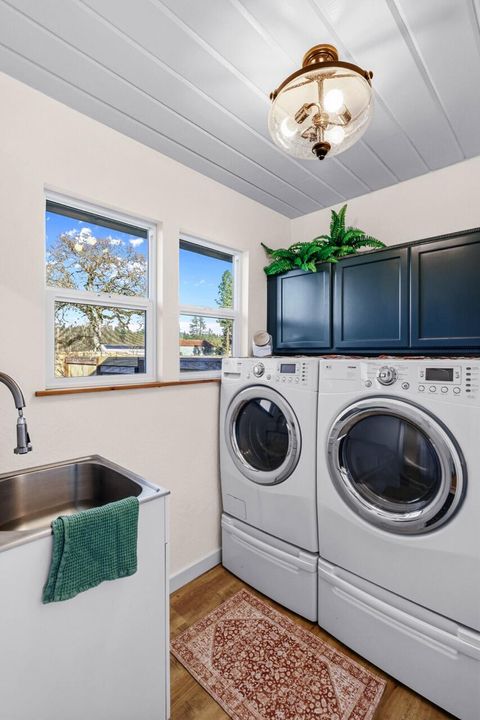 Tiny photo for 110 Stonebrook Way, Merlin, OR 97532 (MLS # 220212961)