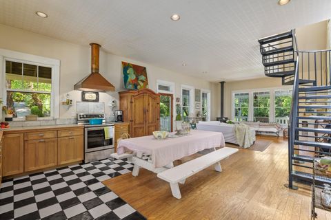 Tiny photo for 1900 Midway Avenue, Grants Pass, OR 97527 (MLS # 220219467)