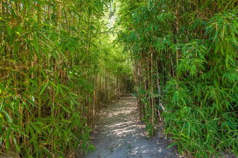 Tiny photo for 1900 Midway Avenue, Grants Pass, OR 97527 (MLS # 220219467)