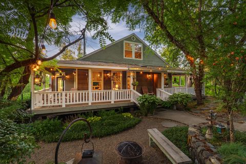 Tiny photo for 1900 Midway Avenue, Grants Pass, OR 97527 (MLS # 220219467)