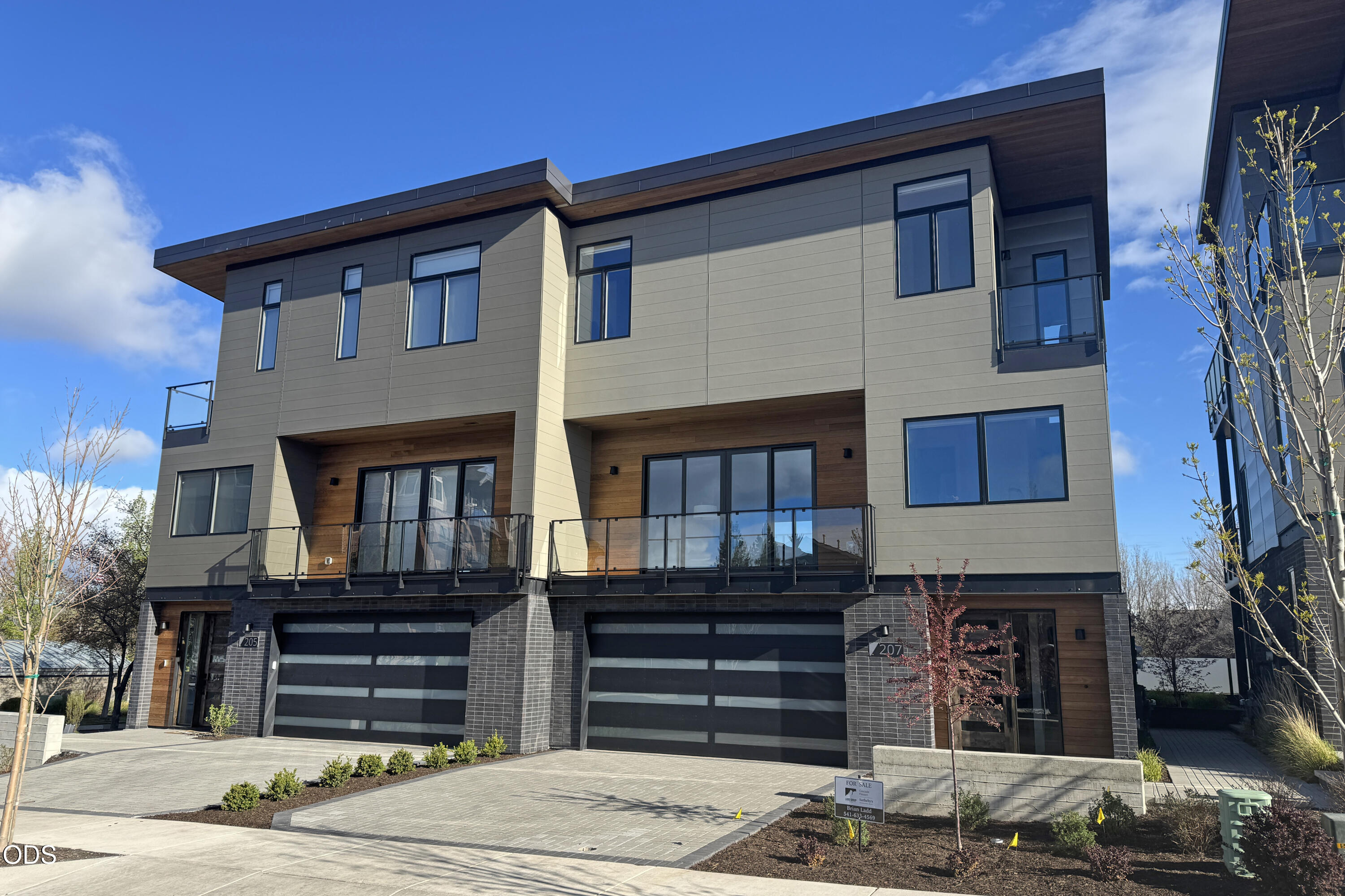 210 SW Log Court