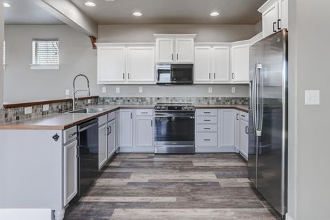 Tiny photo for 1525 SW 31st Street, Redmond, OR 97756 (MLS # 220219972)