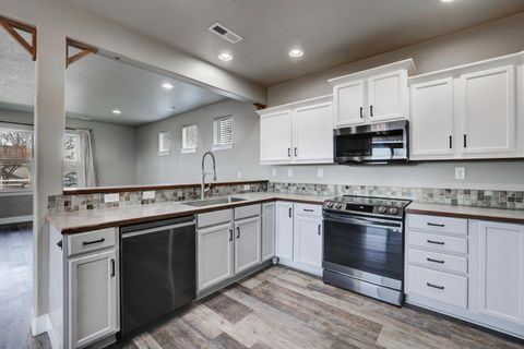 Tiny photo for 1525 SW 31st Street, Redmond, OR 97756 (MLS # 220219972)