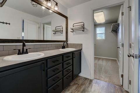 Tiny photo for 1525 SW 31st Street, Redmond, OR 97756 (MLS # 220219972)