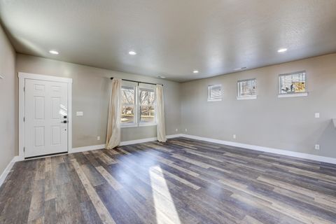 Tiny photo for 1525 SW 31st Street, Redmond, OR 97756 (MLS # 220219972)