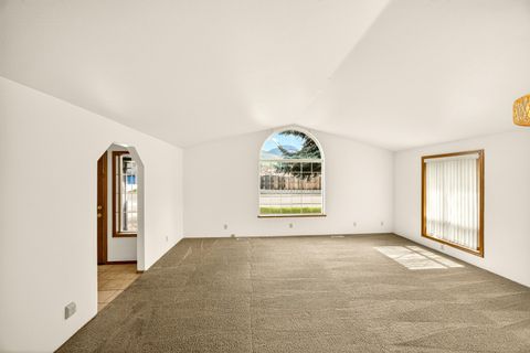 Tiny photo for 3027 Waterford Court, Medford, OR 97504 (MLS # 220217120)