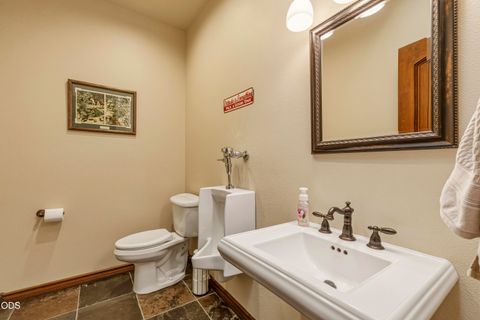 Tiny photo for 2646 Fairway Drive, Klamath Falls, OR 97601 (MLS # 220222765)