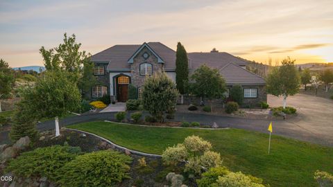 Photo of 2646 Fairway Drive, Klamath Falls, OR 97601 (MLS # 220222765)