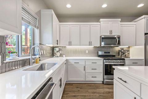 Tiny photo for 63326 Thoroughbred Place, Bend, OR 97703 (MLS # 220213305)