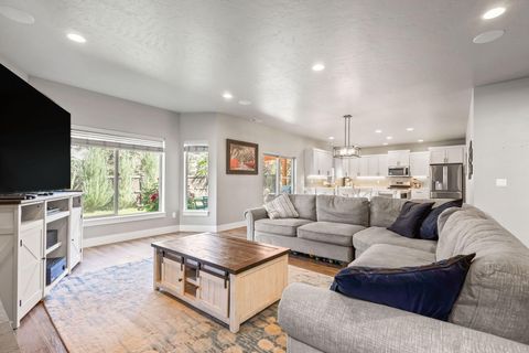 Tiny photo for 63326 Thoroughbred Place, Bend, OR 97703 (MLS # 220213305)