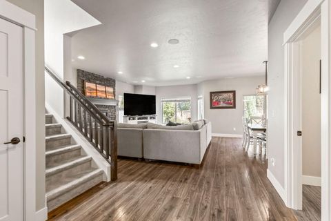 Tiny photo for 63326 Thoroughbred Place, Bend, OR 97703 (MLS # 220213305)