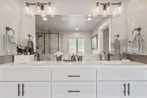 Tiny photo for 63326 Thoroughbred Place, Bend, OR 97703 (MLS # 220213305)