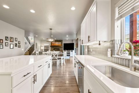 Tiny photo for 63326 Thoroughbred Place, Bend, OR 97703 (MLS # 220213305)