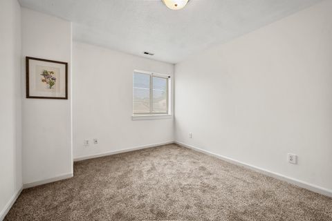 Tiny photo for 20456 Brentwood Avenue, Bend, OR 97702 (MLS # 220211980)