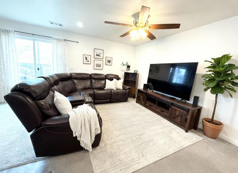 Tiny photo for 7929 Jacqueline Way, White City, OR 97503 (MLS # 220211505)