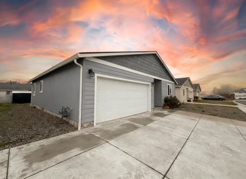 Tiny photo for 7929 Jacqueline Way, White City, OR 97503 (MLS # 220211505)