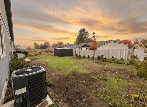 Tiny photo for 7929 Jacqueline Way, White City, OR 97503 (MLS # 220211505)