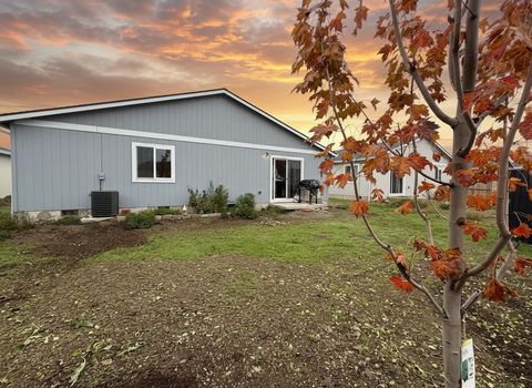 Tiny photo for 7929 Jacqueline Way, White City, OR 97503 (MLS # 220211505)