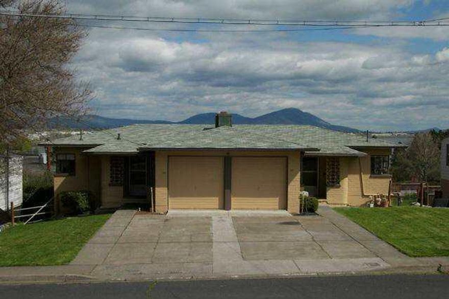 Awesome Views! Great Location, Near Downtown. Immaculate Duplex. Great For Owner Occupied Rental. Shared Laundryroom. Tenants Pay All Utilities, One Elec. Meter. That Seller Pays Elec And Calculates Payment Back From Tenant. Shared Yard.