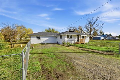 Photo of 5156 Peace Lane, Central Point, OR 97502 (MLS # 220220033)
