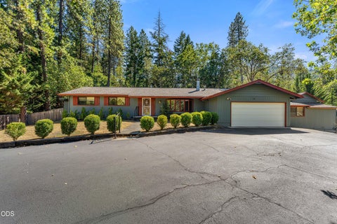 Photo of 387 Carrollwood Drive, Grants Pass, OR 97527 (MLS # 220228367)