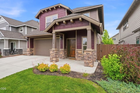 Photo of 3024 NE Flagstone Avenue, Bend, OR 97701 (MLS # 220223134)