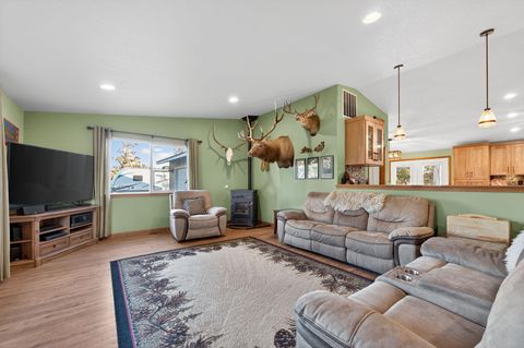 Tiny photo for 3940 NE Zamia Avenue, Redmond, OR 97756 (MLS # 220215147)