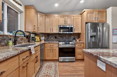 Tiny photo for 3940 NE Zamia Avenue, Redmond, OR 97756 (MLS # 220215147)