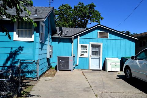 Tiny photo for 317 W Clark Street, Medford, OR 97501 (MLS # 220223024)
