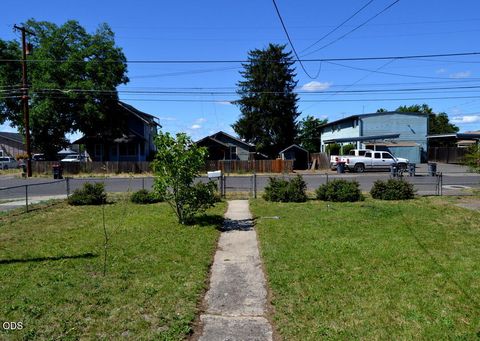 Tiny photo for 317 W Clark Street, Medford, OR 97501 (MLS # 220223024)