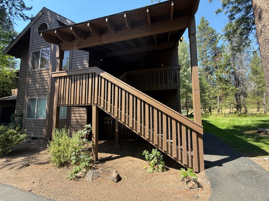 The Ridge at Sunriver - Enjoy the Sunriver lifestyle without the full-time ownership responsibilities! This deeded 12-week fractional ownership in Unit 29 (downstairs) offers comfort, convenience, and flexibility in a desirable community. The Ridge is professionally managed and maintained by Community Alliance, with onsite staff available 7 days a week. HOA dues of $593/month cover both interior and exterior maintenance, utilities, and community amenities—making this a true ''lock and leave'' ownership experience. Features & Amenities: • 12 weeks of deeded ownership (not a timeshare)
• Eligible for RCI Exchange Program for vacation flexibility • Onsite pool, hot tub, tennis/pickleball courts, and community room for owner use. • Conveniently located near SHARC and Sunriver Village
• Carefree ownership with all day-to-day responsibilities handled. This is a great fit for those seeking a second
home lifestyle without the year-round commitment.
