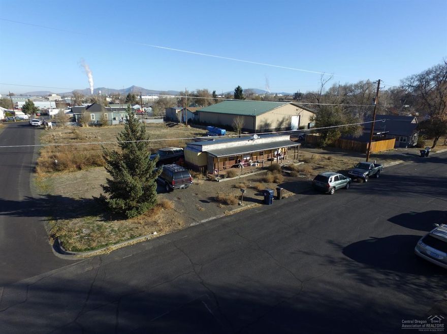 Cute little 50's trailer! Corner lot! Lots of potential here!! possible to live &amp; work here. Buyer to due all due diligence with the City to check out options.&nbsp;<br><div><br></div>