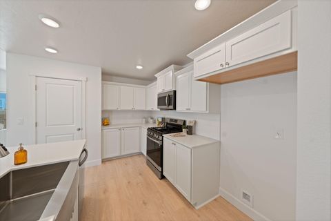 Tiny photo for 443 NW Monte Vista Avenue #120, Madras, OR 97741 (MLS # 220212830)