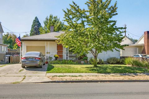 Photo of 912 S Holly Street, Medford, OR 97501 (MLS # 220210925)