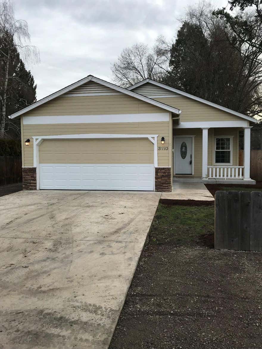 This beautiful constructed home was built in 2008 by Horton Homes Inc. The home has 9' Ceilings, Granite Counters, and Custom Cabinets throughout. It also has a Gas Fireplace, Brand New appliances,Flooring and Waynes coating in dining room. The front of the home has Rock on it to accent the front porch. This large lot has front landscaping and rear fencing. It also has RV Parking and Mature Trees in back yard. Don't miss this amazing Home.