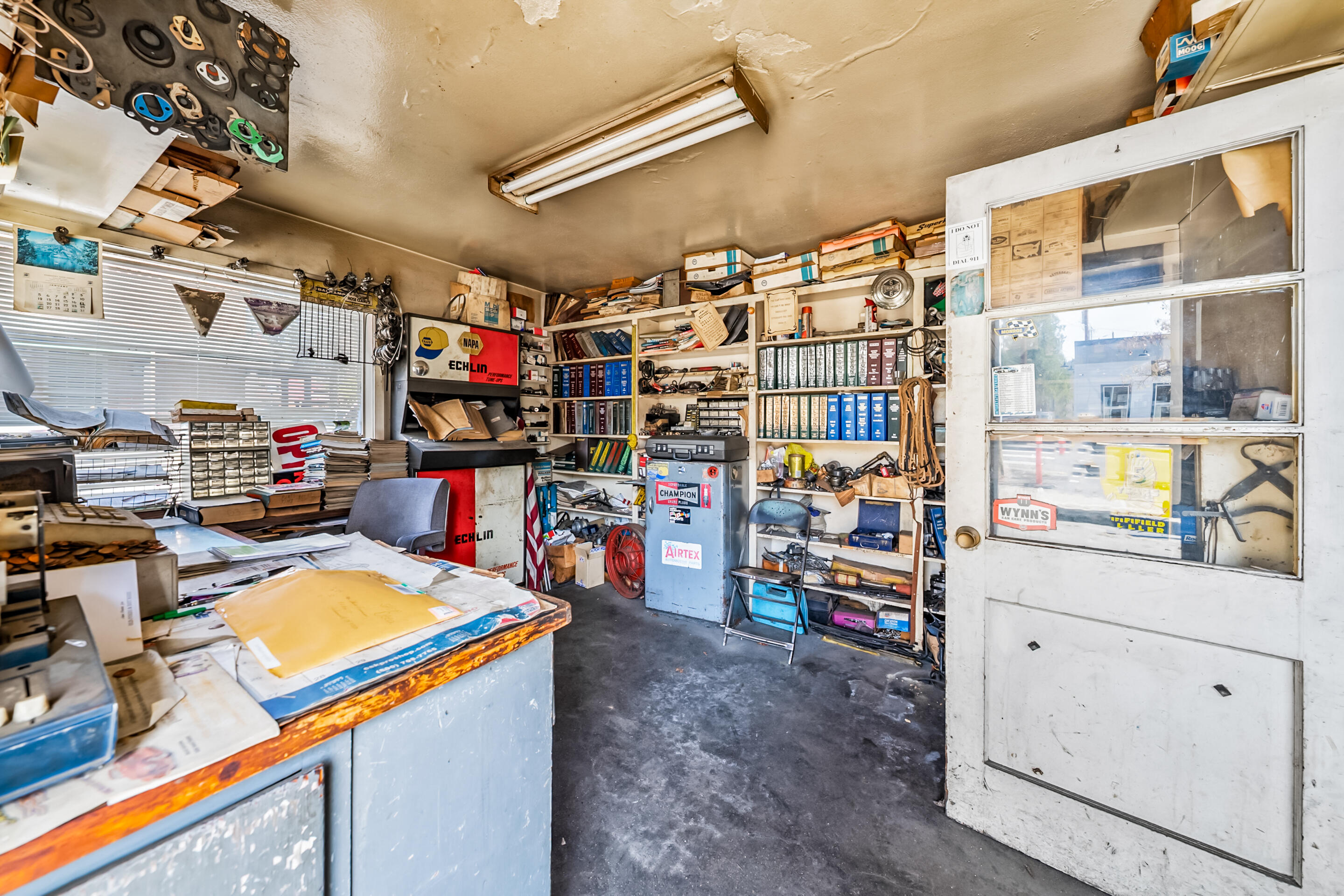 Main image without alt text