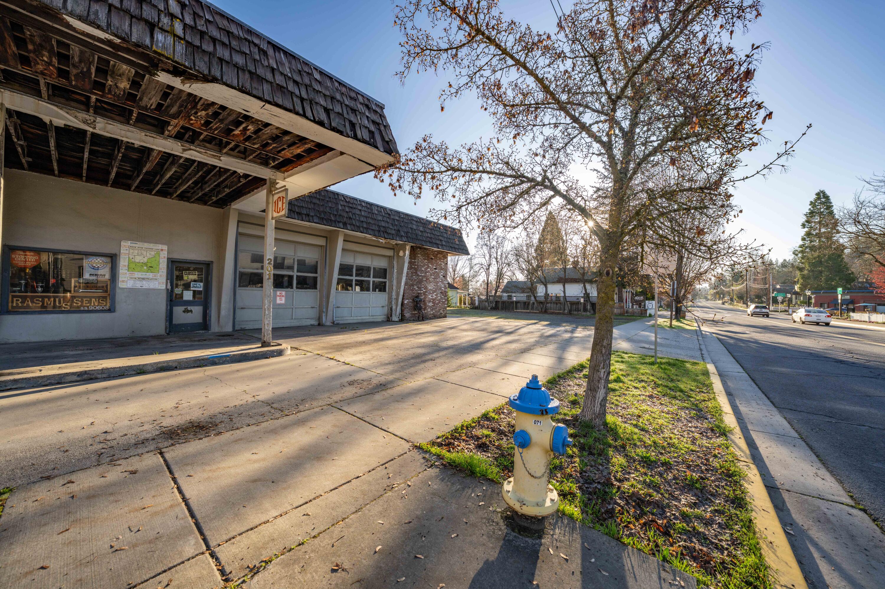 Main image without alt text