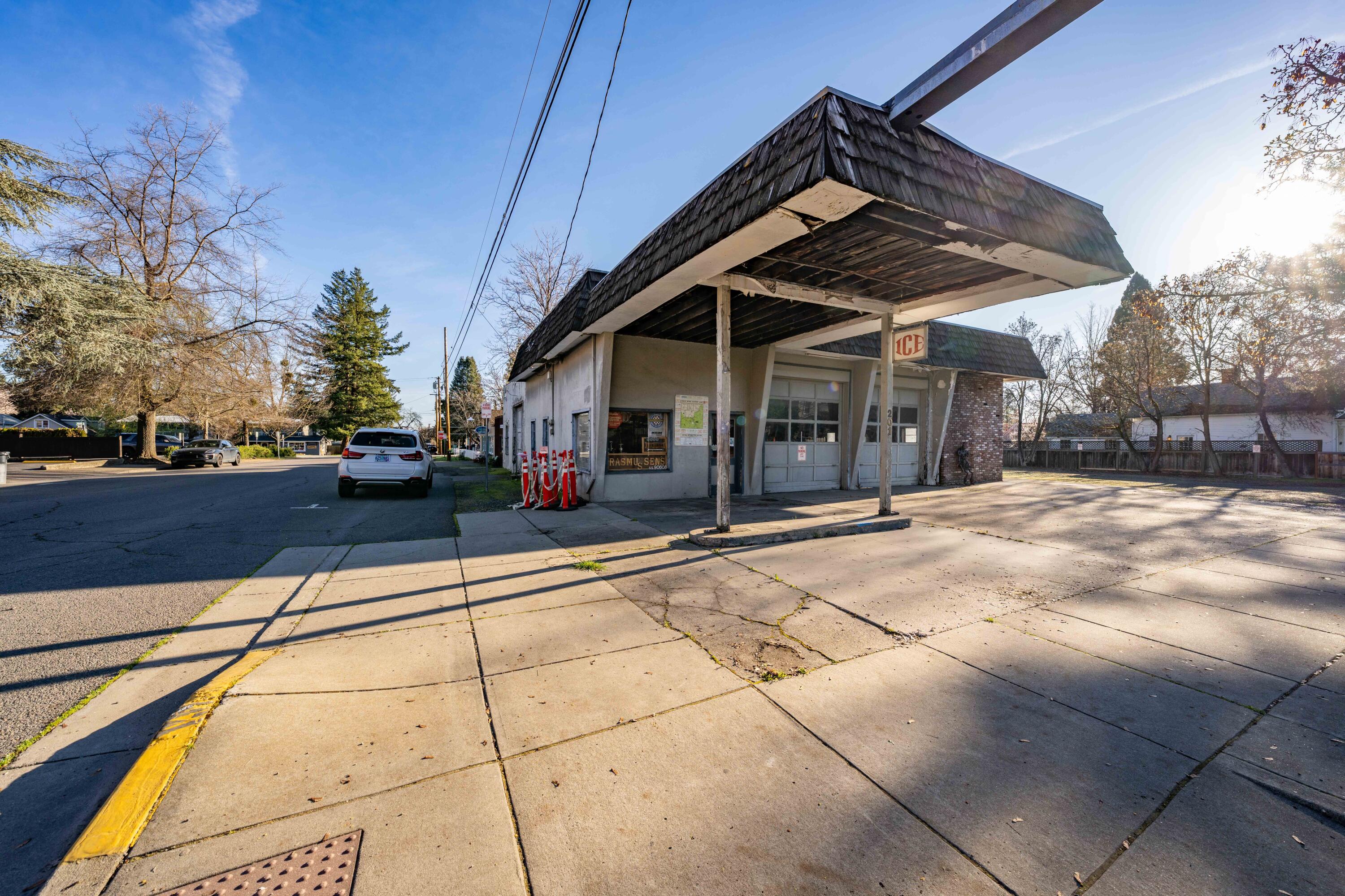 Main image without alt text