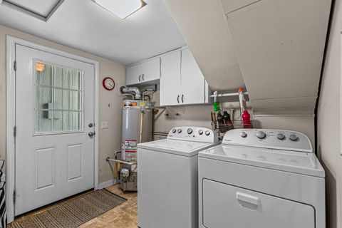 Tiny photo for 923 Jasper Street, Medford, OR 97501 (MLS # 220219454)