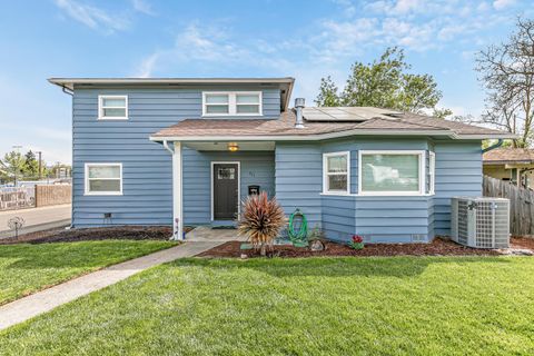Photo of 923 Jasper Street, Medford, OR 97501 (MLS # 220219454)