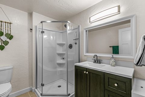 Tiny photo for 923 Jasper Street, Medford, OR 97501 (MLS # 220219454)