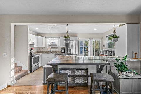 Tiny photo for 923 Jasper Street, Medford, OR 97501 (MLS # 220219454)