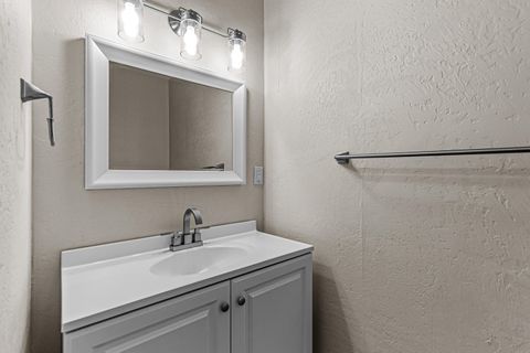 Tiny photo for 923 Jasper Street, Medford, OR 97501 (MLS # 220219454)