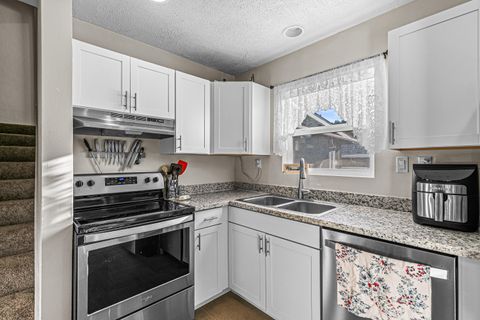 Tiny photo for 923 Jasper Street, Medford, OR 97501 (MLS # 220219454)