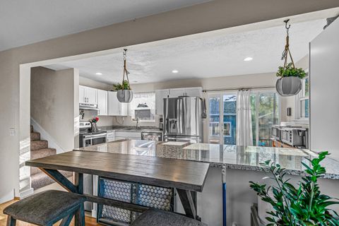 Tiny photo for 923 Jasper Street, Medford, OR 97501 (MLS # 220219454)